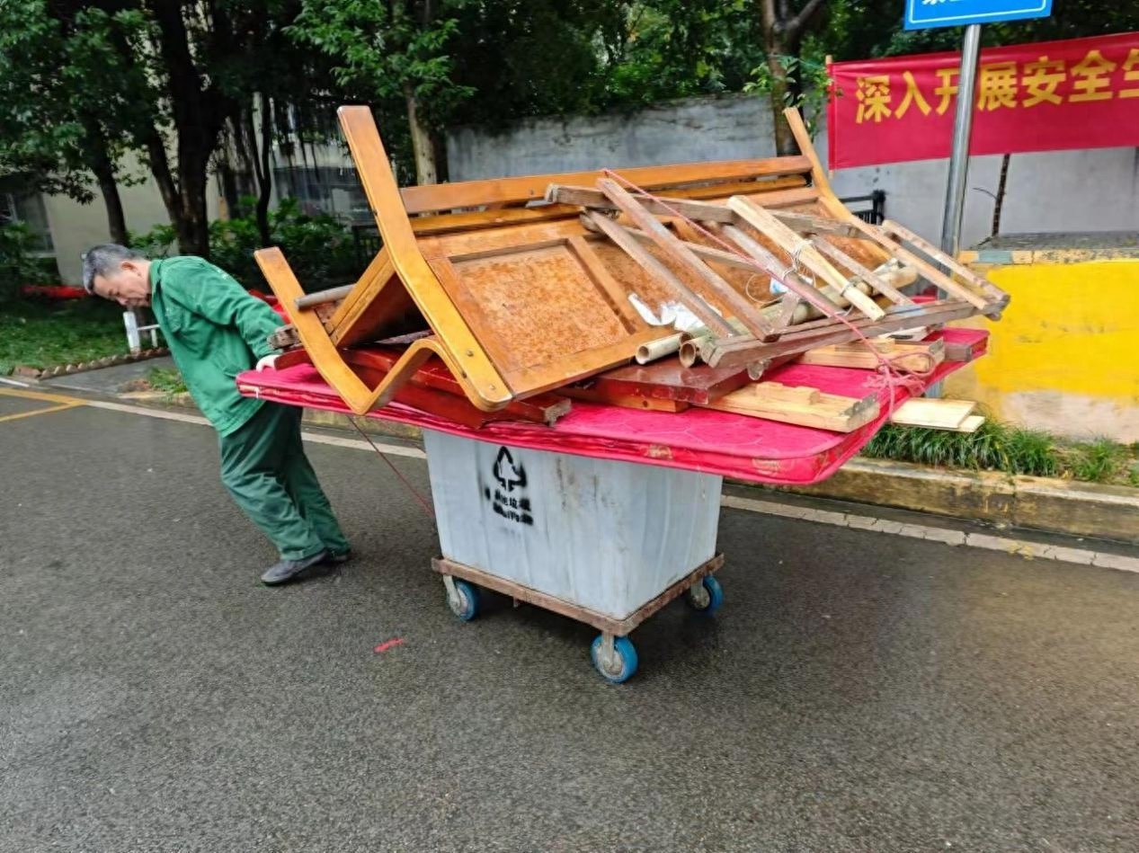 除夕夜,谁在守护我们的平安?揭秘重庆小区里的无名英雄 第1张 除夕夜,谁在守护我们的平安?揭秘重庆小区里的无名英雄 第1张