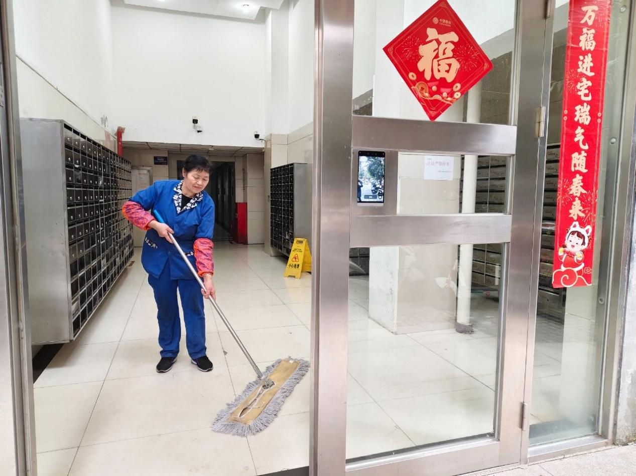 除夕夜,谁在守护我们的平安?揭秘重庆小区里的无名英雄 第2张 除夕夜,谁在守护我们的平安?揭秘重庆小区里的无名英雄 第2张