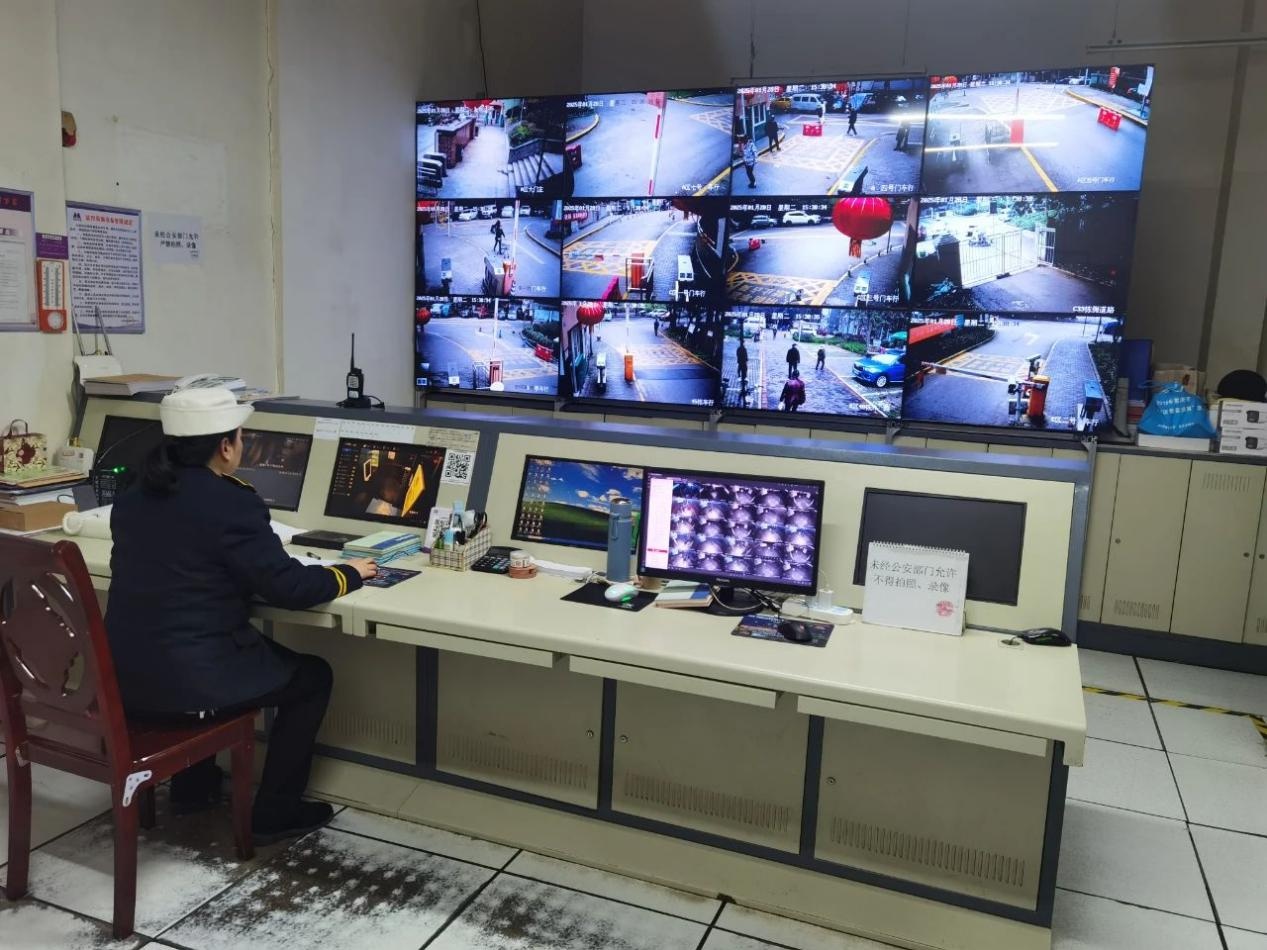 除夕夜,谁在守护我们的平安?揭秘重庆小区里的无名英雄 第3张 除夕夜,谁在守护我们的平安?揭秘重庆小区里的无名英雄 第3张