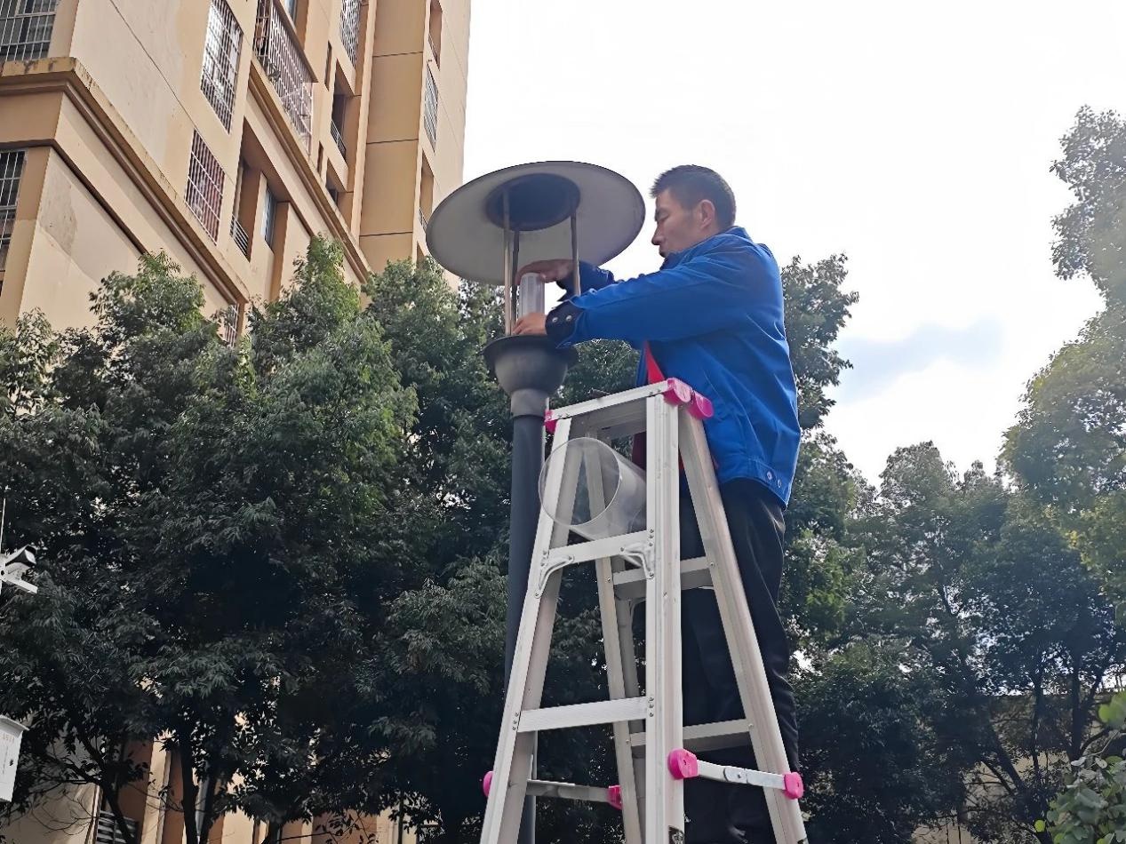 除夕夜,谁在守护我们的平安?揭秘重庆小区里的无名英雄 第4张 除夕夜,谁在守护我们的平安?揭秘重庆小区里的无名英雄 第4张