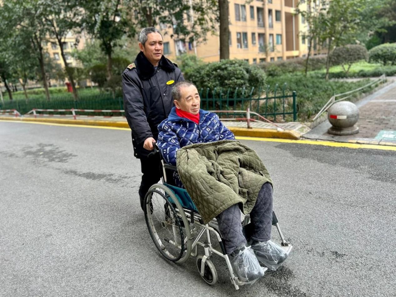 除夕夜,谁在守护我们的平安?揭秘重庆小区里的无名英雄 第5张 除夕夜,谁在守护我们的平安?揭秘重庆小区里的无名英雄 第5张