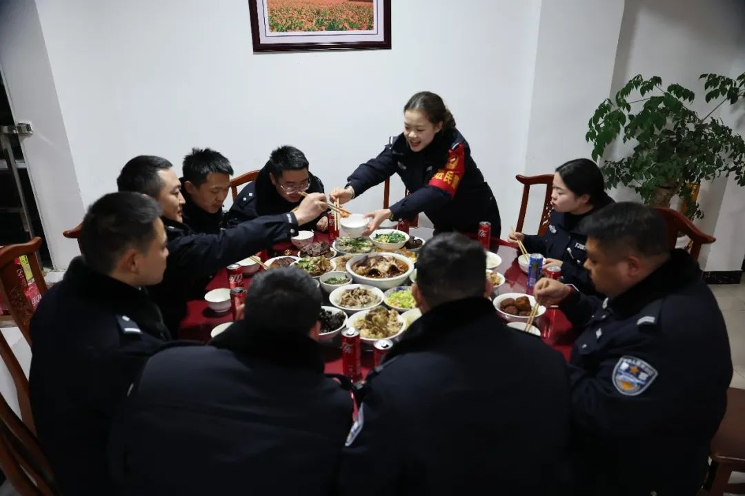 除夕夜派出所里竟有团圆宴?快来看看啥情况!  第7张