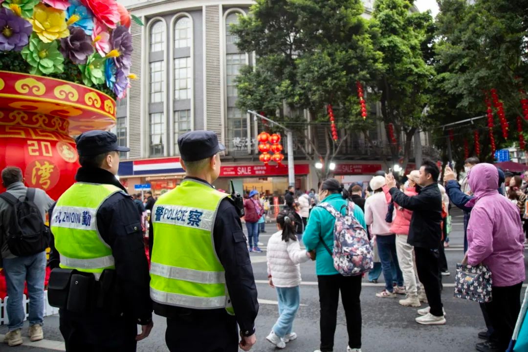 蛇年新春佳节将至，民警坚守岗位二十多年背后的缘由是什么？  第2张