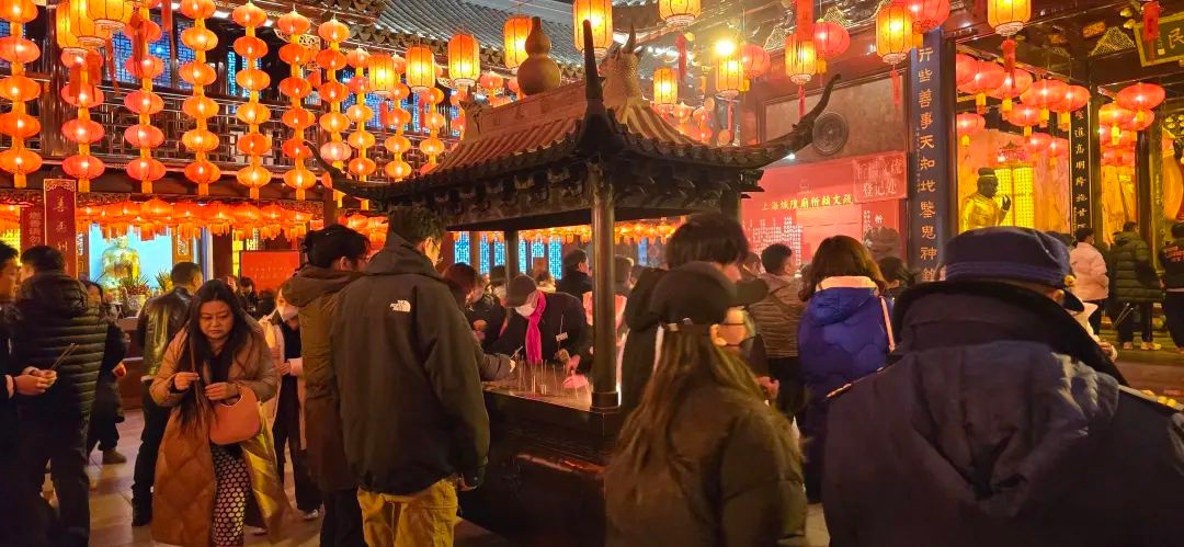 1月28日城隍庙热闹非凡!众人冒寒风祈福为哪般?  第2张
