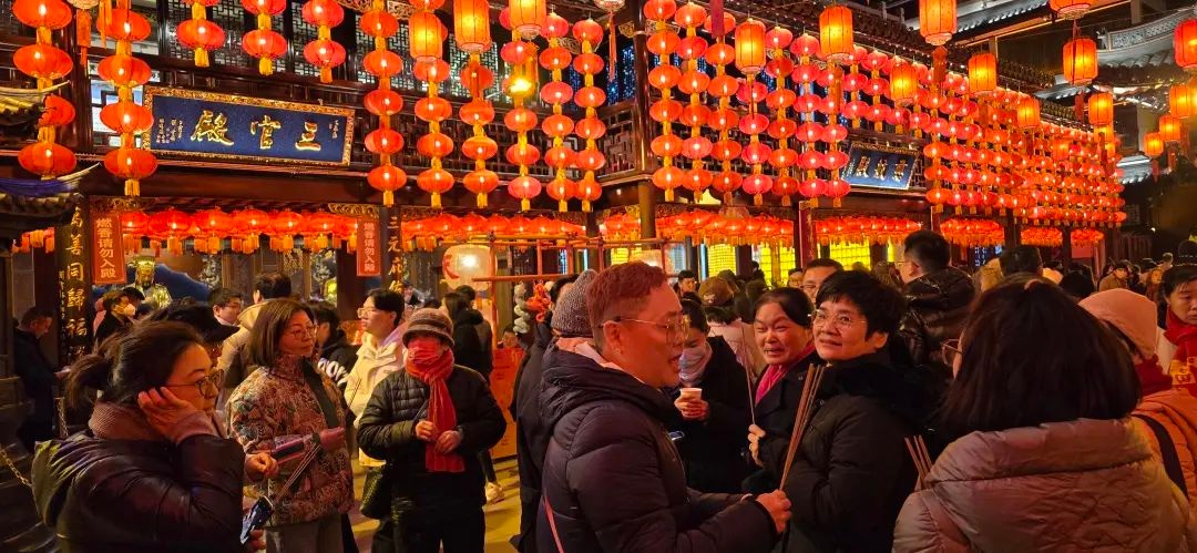 1月28日城隍庙热闹非凡!众人冒寒风祈福为哪般?  第3张
