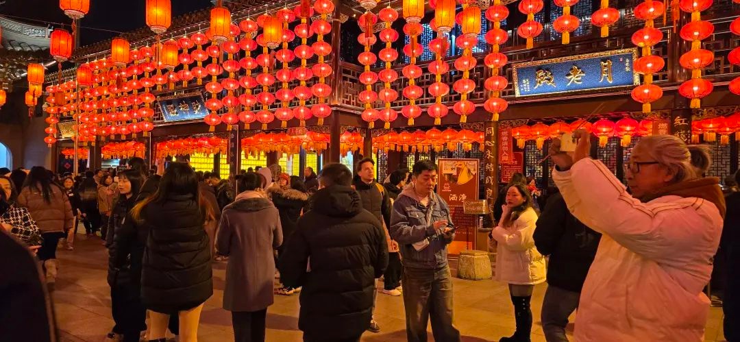 1月28日城隍庙热闹非凡!众人冒寒风祈福为哪般?  第4张