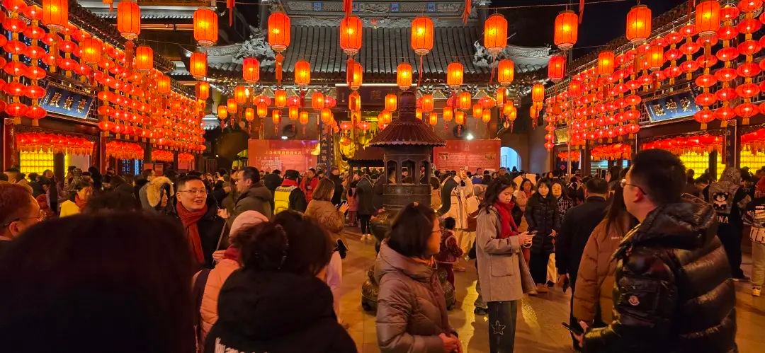 1月28日城隍庙热闹非凡!众人冒寒风祈福为哪般?  第5张