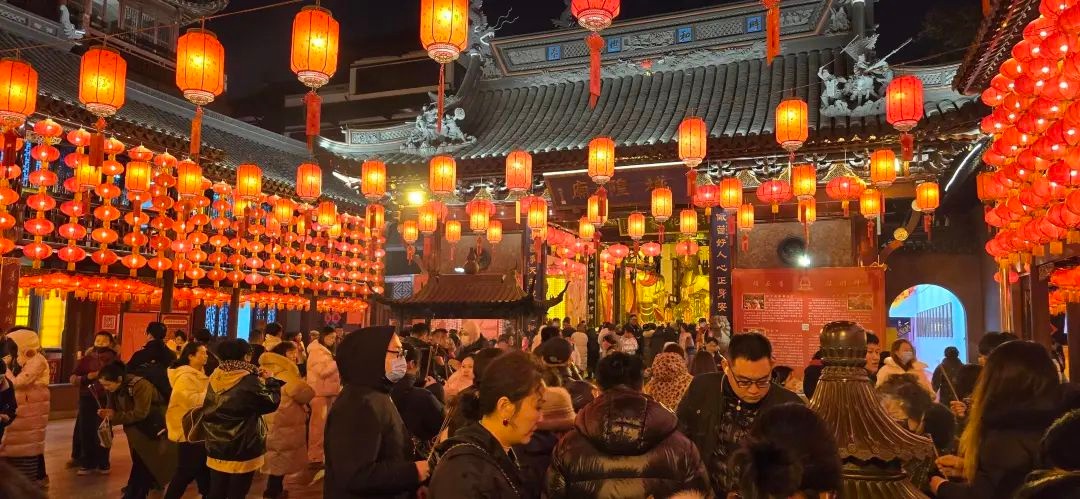 1月28日城隍庙热闹非凡!众人冒寒风祈福为哪般?  第6张