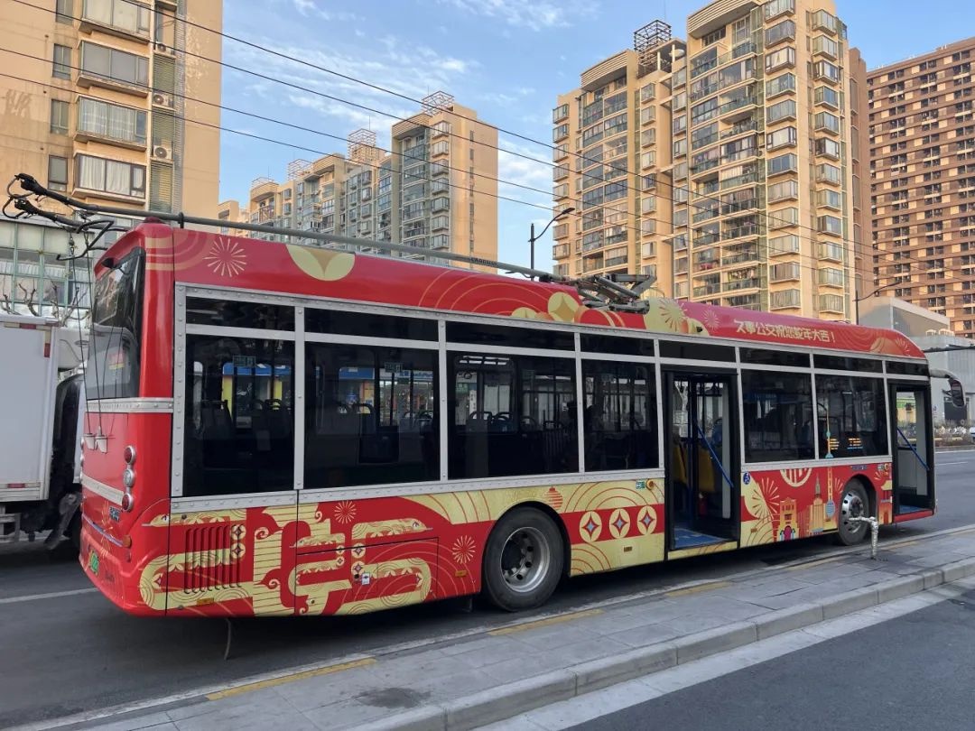 百年公交14路换上中国红！蛇年新春限定涂装，你见过吗？  第4张