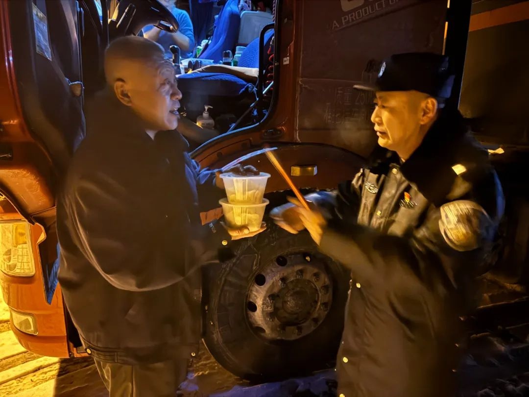 惊!大货车除夕夜路边放烟火?原来是回乡受阻的夫妻司机  第2张