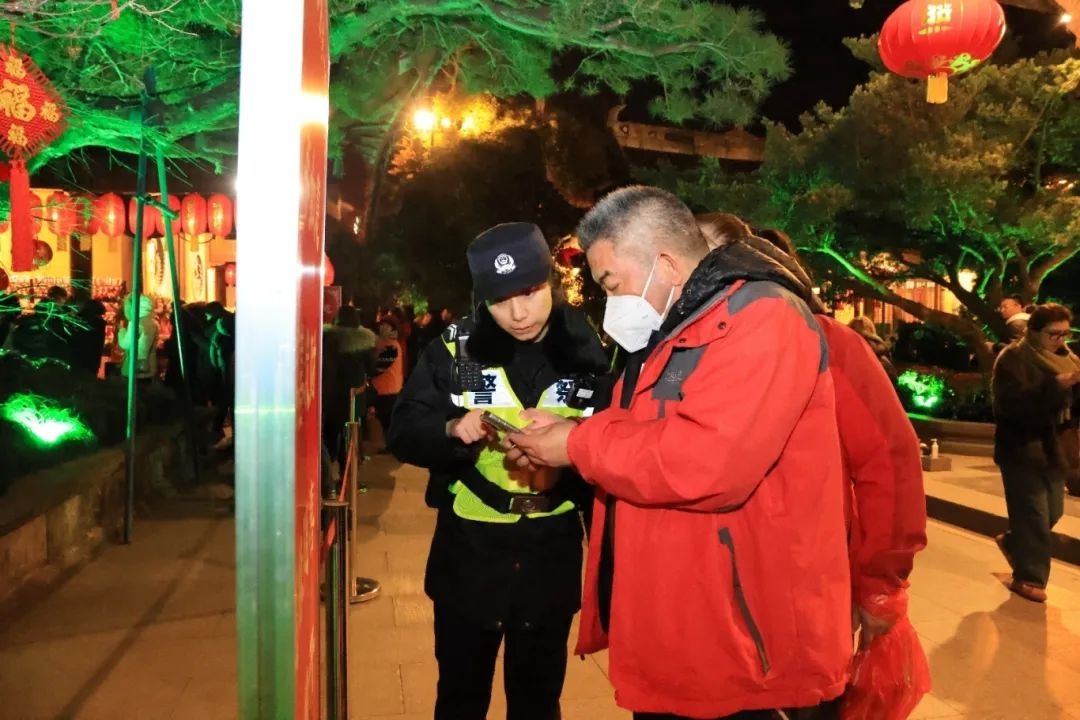 蛇年新春，徐汇警方如何保障龙华古寺客流量安全?!  第2张