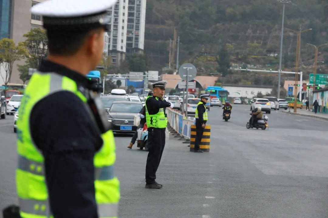 春节阖家欢聚，民警辅警为何却更忙碌？致敬守护平安的他们