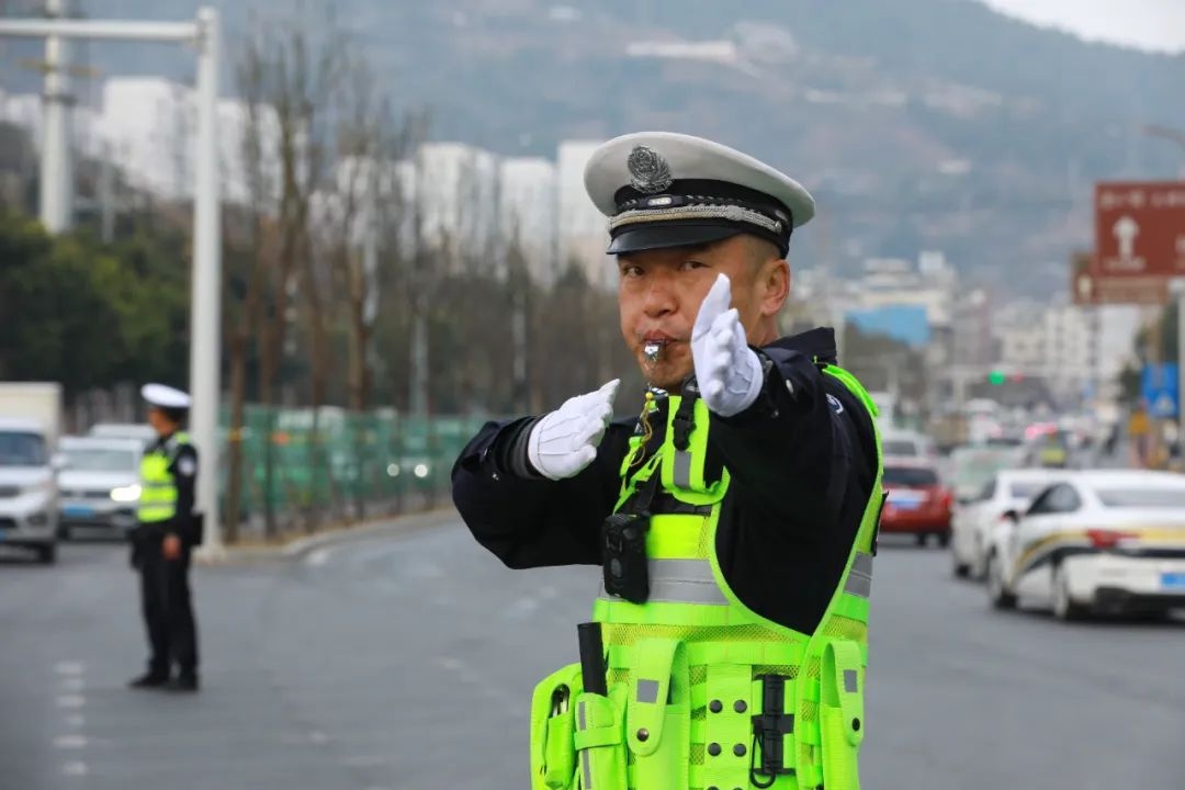 春节阖家欢聚，民警辅警为何却更忙碌？致敬守护平安的他们  第2张