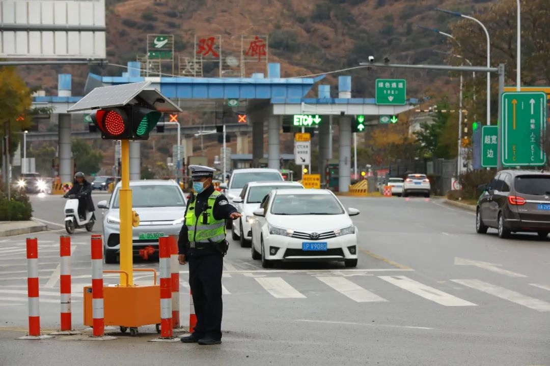 春节阖家欢聚，民警辅警为何却更忙碌？致敬守护平安的他们  第3张