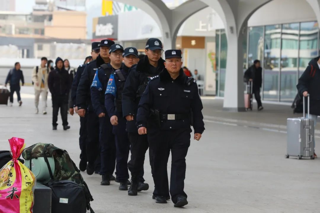 春节阖家欢聚，民警辅警为何却更忙碌？致敬守护平安的他们  第6张