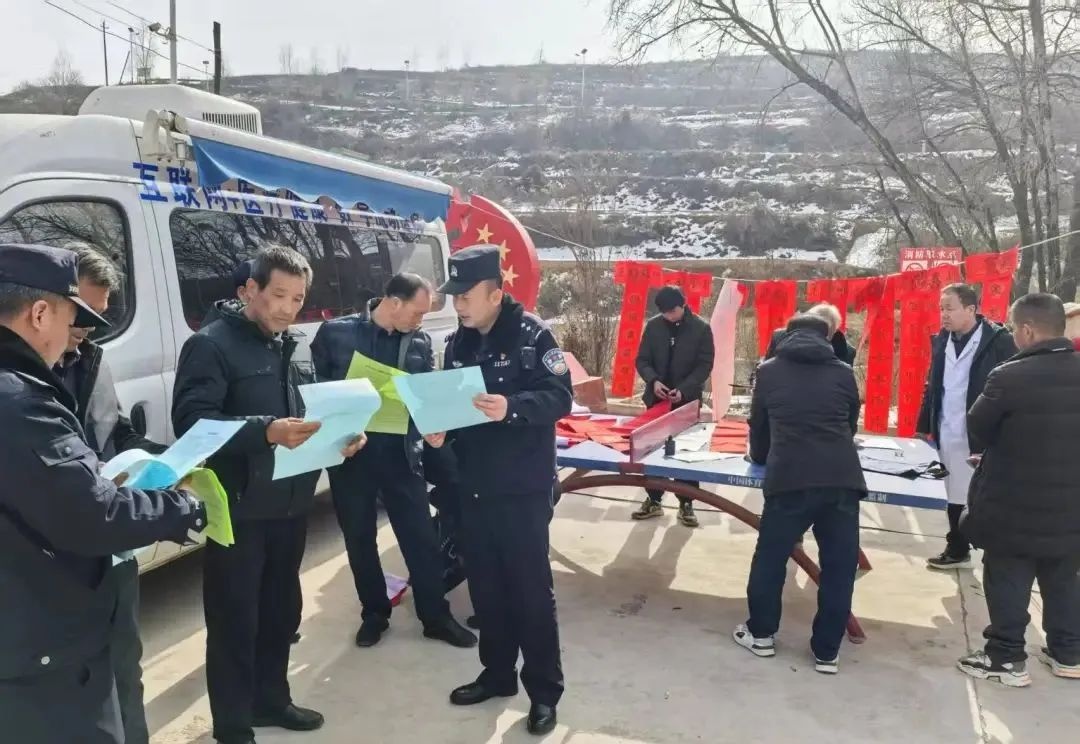 赶集日人多物杂易乱! 谁来保障平安? 是他们!  第2张