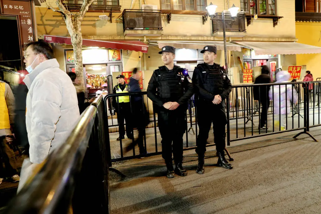 除夕上海外滩客流18.6万，初一寺庙祈福也人满为患，警方如何应对？  第3张
