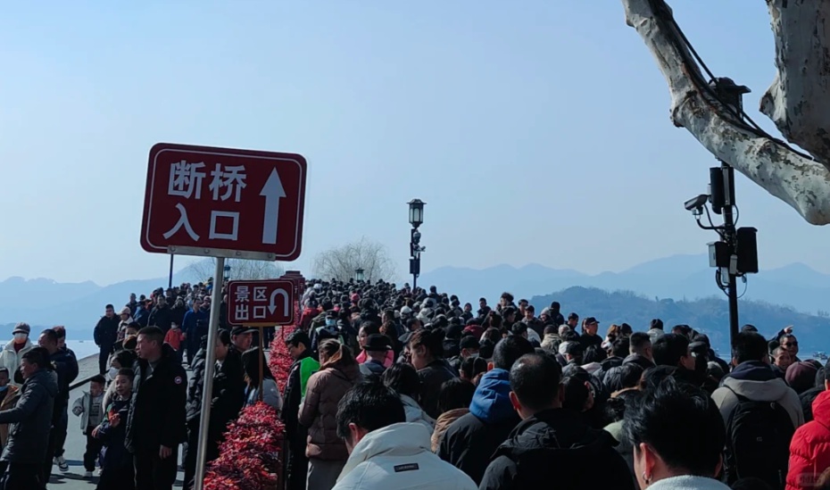 大年初一蓝天白云！景区人满为患，但气温即将猛升猛降还有雨雪？珍惜当下好天气  第2张