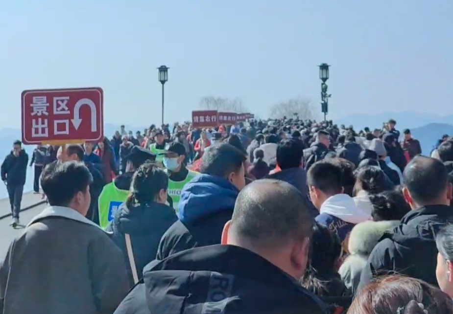 大年初一蓝天白云！景区人满为患，但气温即将猛升猛降还有雨雪？珍惜当下好天气  第3张