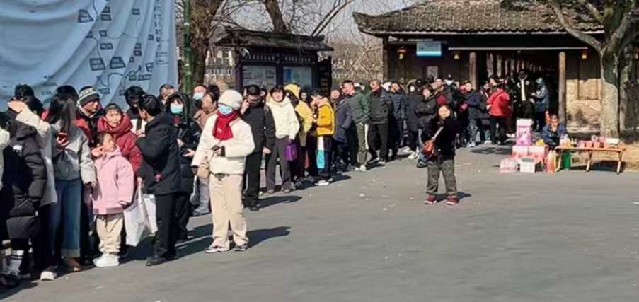 大年初一蓝天白云！景区人满为患，但气温即将猛升猛降还有雨雪？珍惜当下好天气  第6张