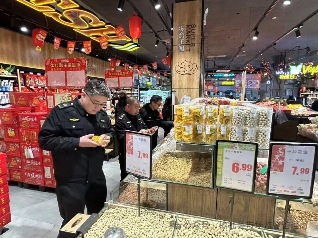 祥蛇迎春阖家欢乐时，执法人员为何坚守岗位?!  第2张