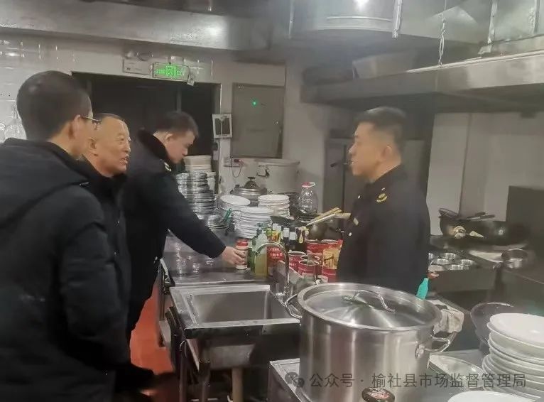祥蛇迎春阖家欢乐时，执法人员为何坚守岗位?!  第3张
