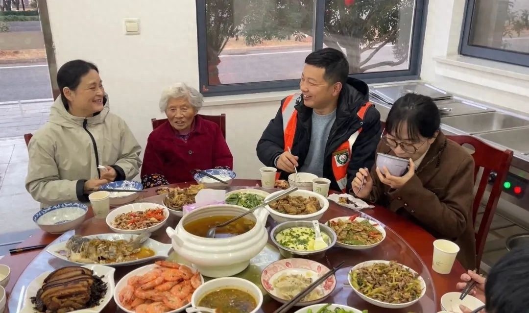 除夕夜，收费站工作人员为何让陌生司机一家泪流满面？  第1张