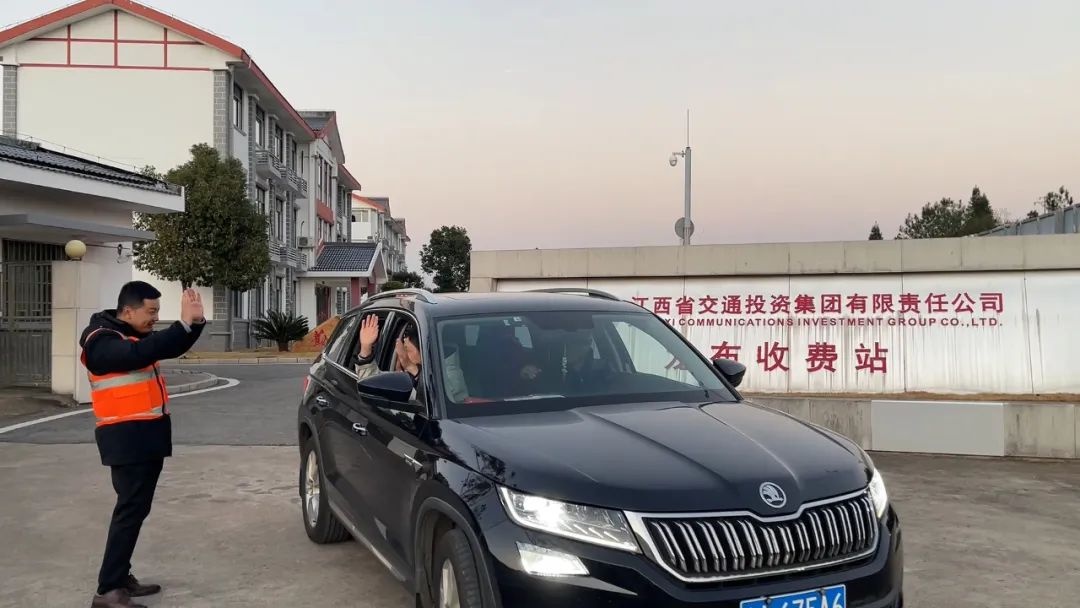 除夕夜，收费站工作人员为何让陌生司机一家泪流满面？  第6张