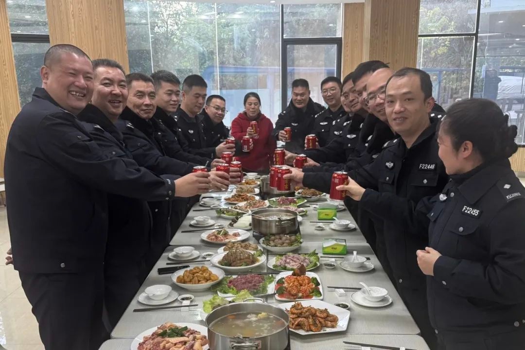 除夕夜民警辅警坚守岗位!柳州警营的年夜饭感人何在?  第10张