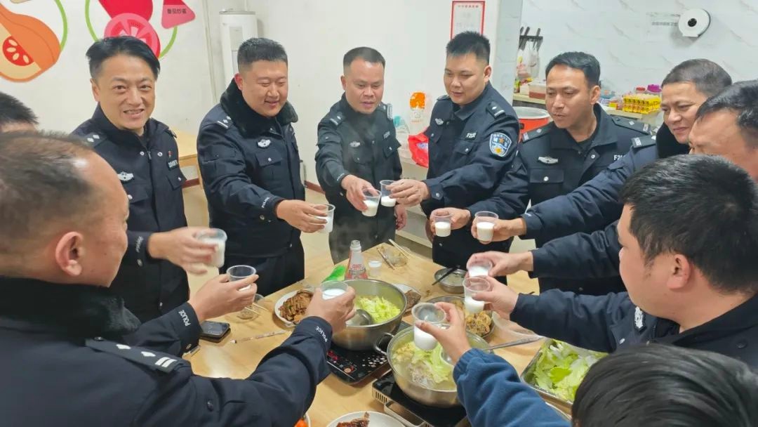除夕夜民警辅警坚守岗位!柳州警营的年夜饭感人何在?  第11张