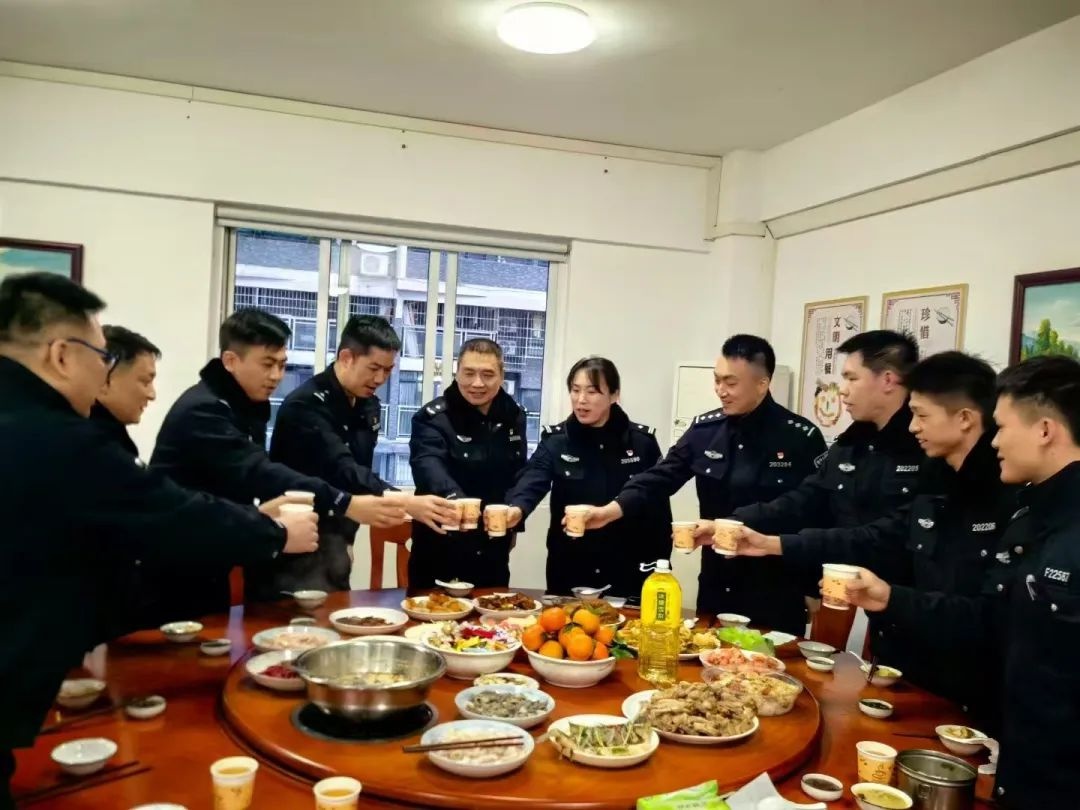 除夕夜民警辅警坚守岗位!柳州警营的年夜饭感人何在?  第3张
