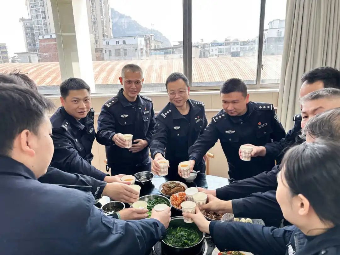 除夕夜民警辅警坚守岗位!柳州警营的年夜饭感人何在?  第4张