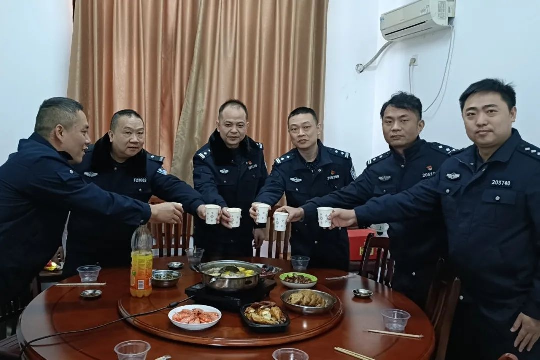除夕夜民警辅警坚守岗位!柳州警营的年夜饭感人何在?  第5张