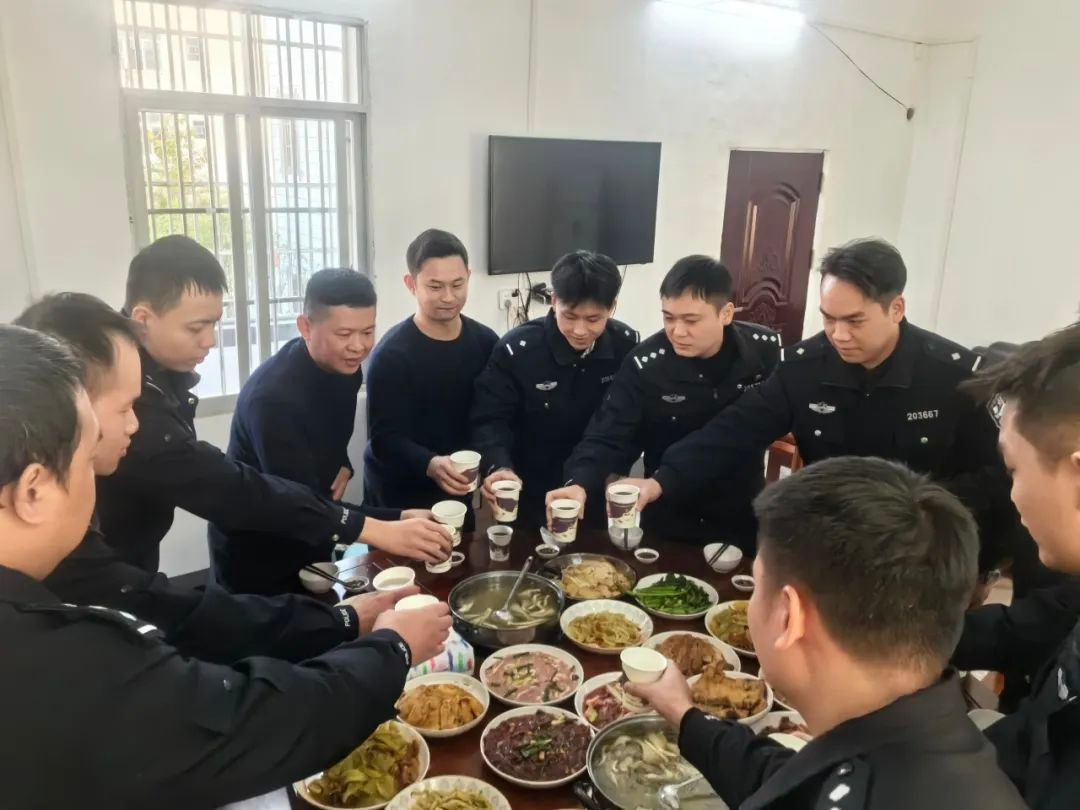 除夕夜民警辅警坚守岗位!柳州警营的年夜饭感人何在?  第6张