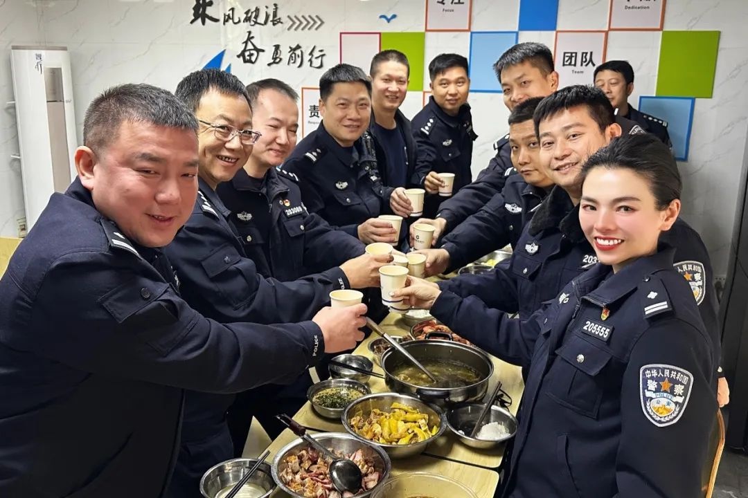 除夕夜民警辅警坚守岗位!柳州警营的年夜饭感人何在?  第9张