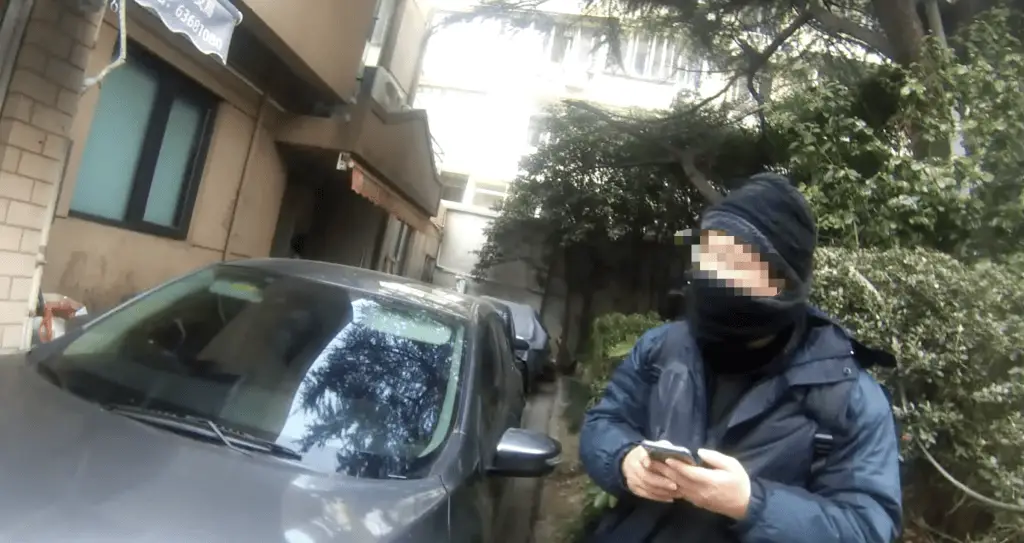 春节前夕男子躲小区配电间，背后究竟为何？