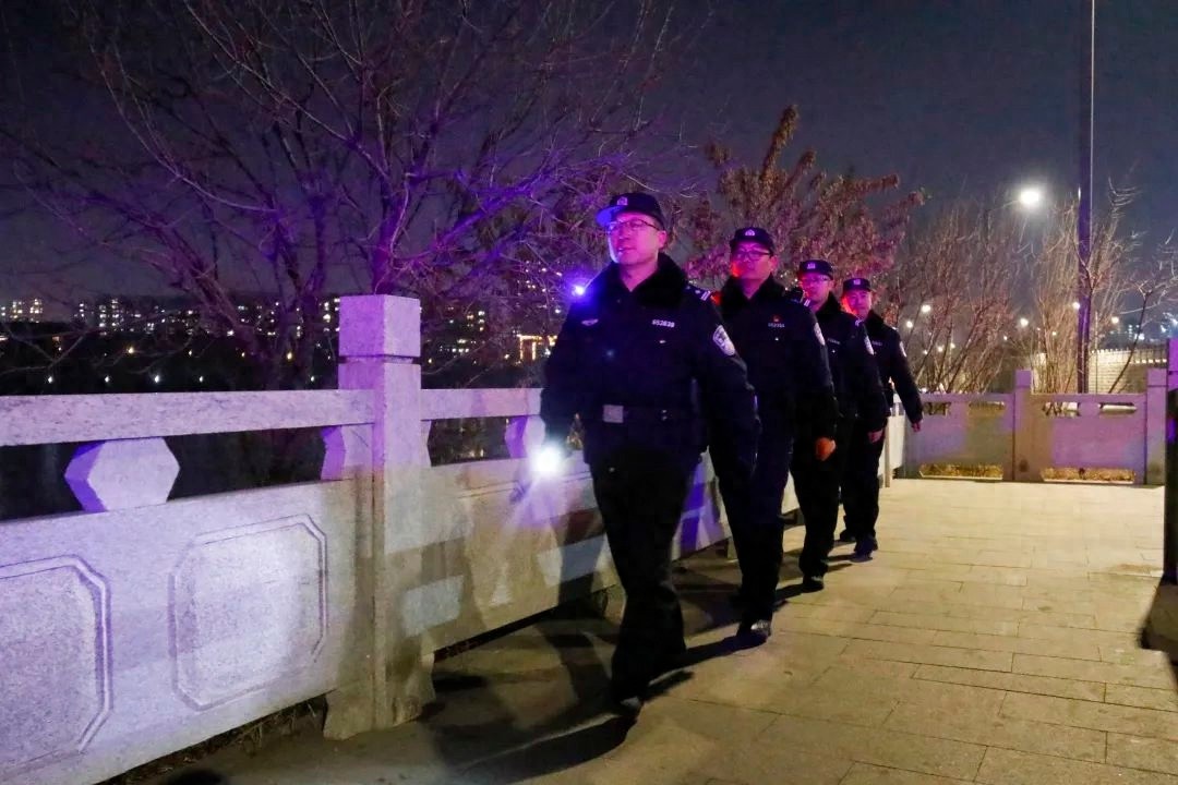 除夕阖家欢聚时，民警辅警为何坚守岗位?致敬!  第1张