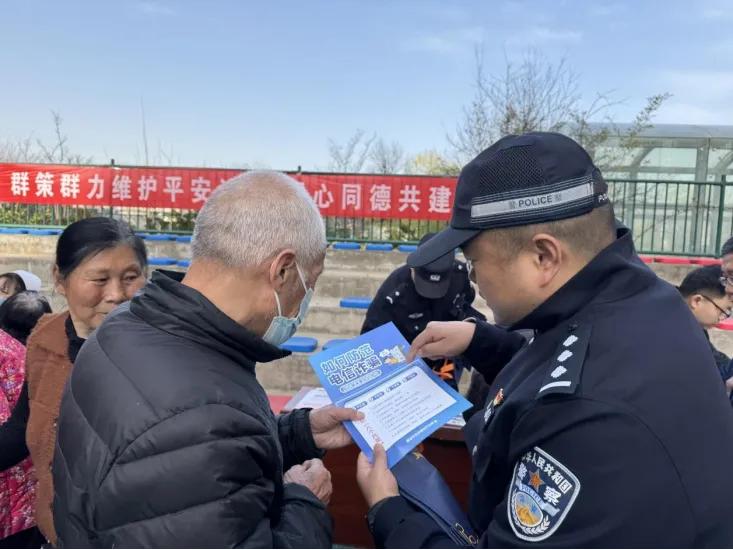 老人常遇这些骗局！警方深入社区反诈，您知道吗？  第2张