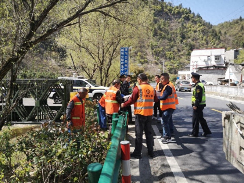十堰公路颜值大提升！70余块违规标牌被拆，你的出行更安全了吗？