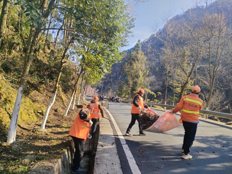 十堰公路颜值大提升！70余块违规标牌被拆，你的出行更安全了吗？  第3张