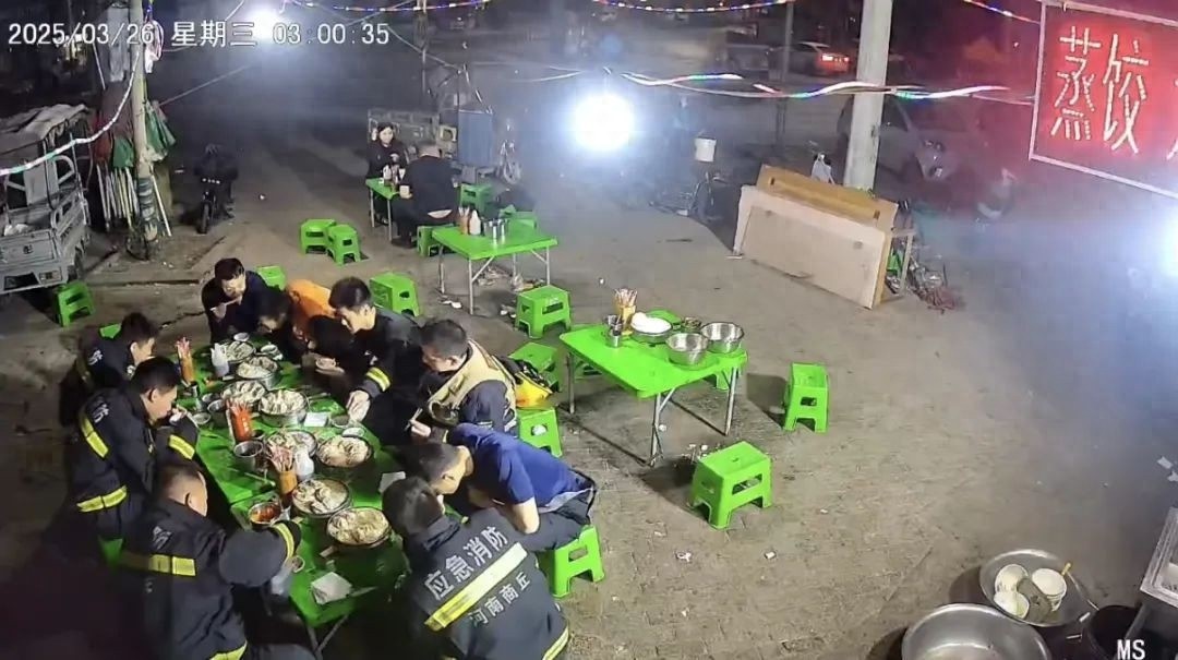 凌晨就餐遇惊喜！陌生大哥为消防员买单,你信吗?