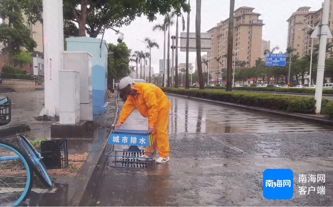 海口暴雨红色预警！8时40分6条道路积水车辆难行？