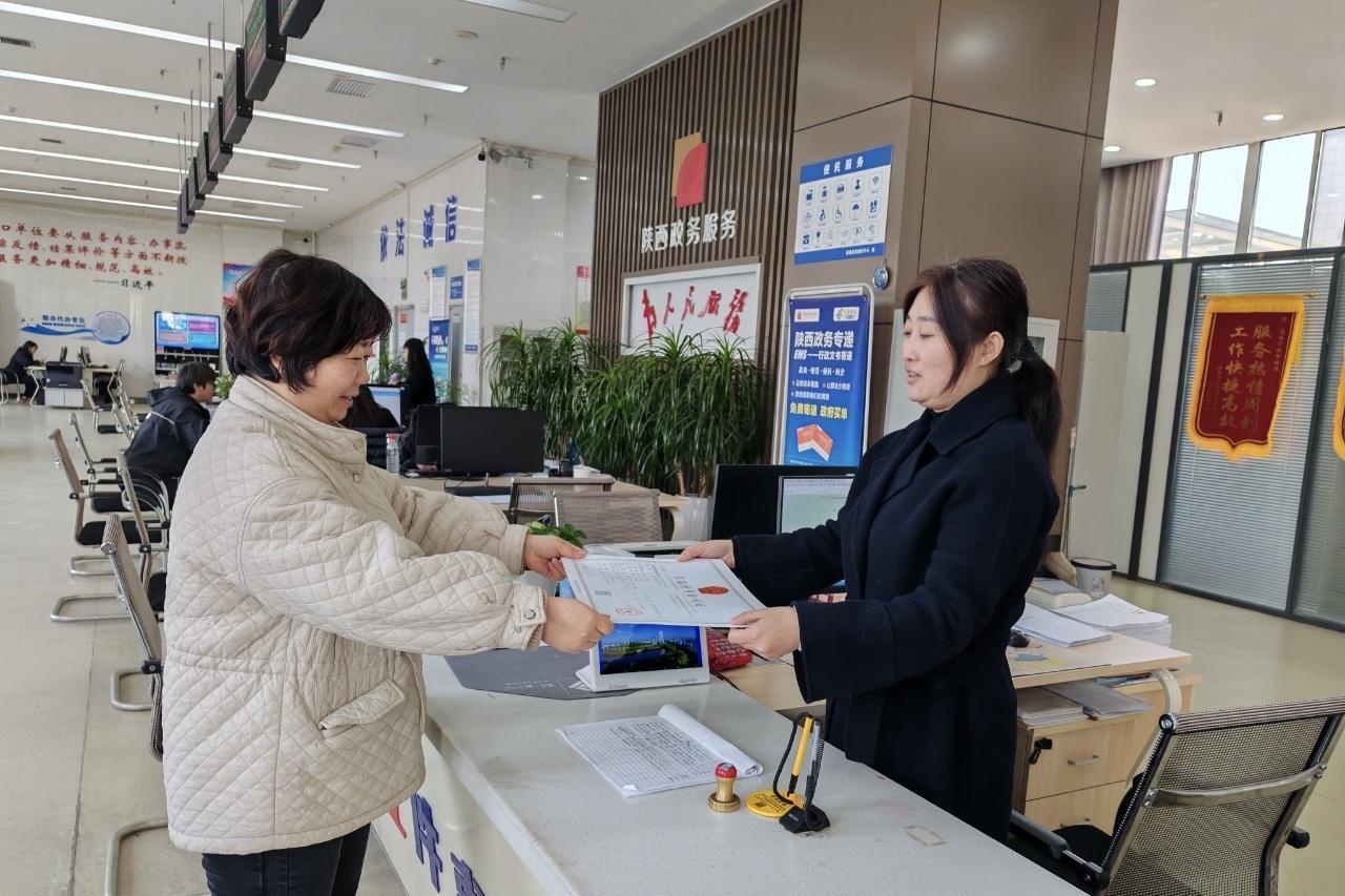 这些企业竟因忘记换证面临无证经营风险？眉县行政审批服务局出手了  第2张