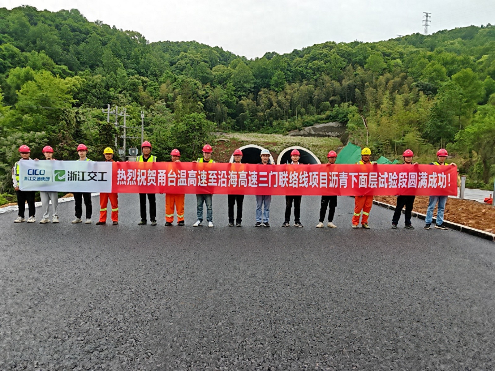 355米试验段摊铺完成！三门联络线路面施工攻坚咋干的？