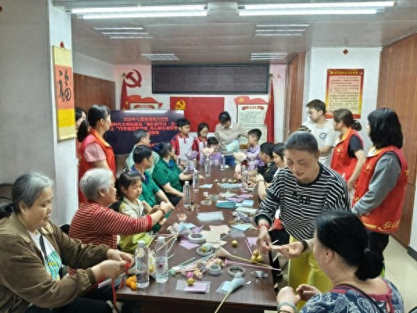 五一前夕！桂大社区开展文明实践活动，孩子巧手凝花献爱？  第1张