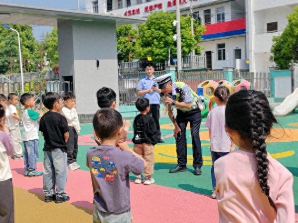 五一前夕！太阳镇中心幼儿园这场交通安全教育活动有多精彩？