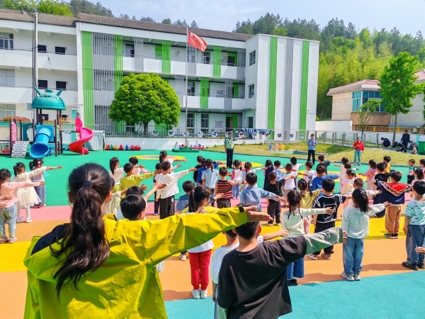 五一前夕！太阳镇中心幼儿园这场交通安全教育活动有多精彩？  第2张