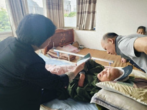 社区暖心上门认证！行动不便老人的认证难题咋解决？