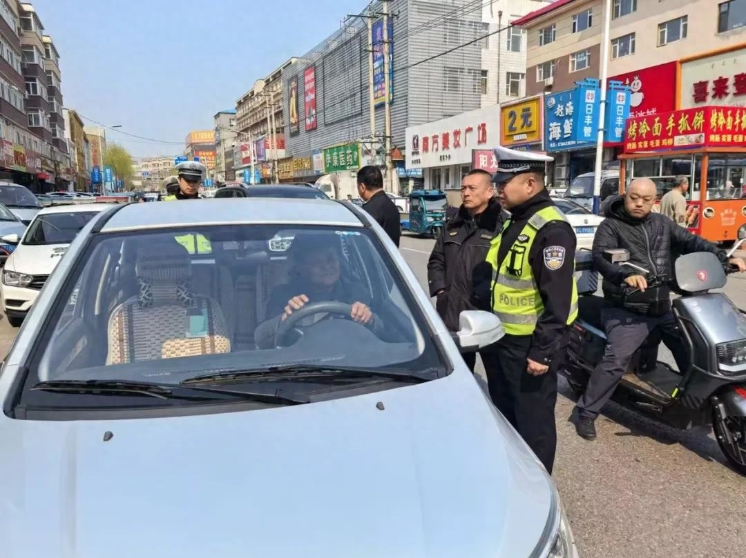 伊通多部门联合整治老头乐非法载客，你还敢坐吗？