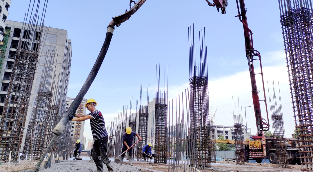 劳动创造幸福！环卫工人与建筑工人如何书写城市传奇？  第2张